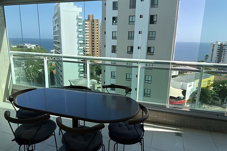 Vista Mar na Barra: Conforto, Piscina e Garagem