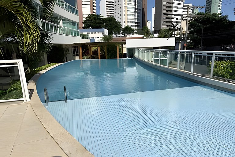 Vista Mar na Barra: Conforto, Piscina e Garagem