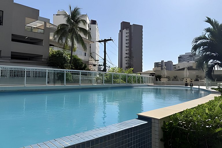 Vista Mar na Barra: Conforto, Piscina e Garagem