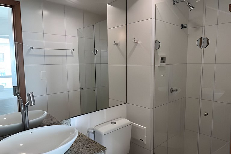 Vista Mar na Barra: Conforto, Piscina e Garagem