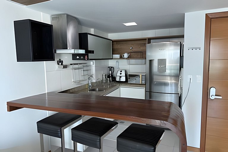 Vista Mar na Barra: Conforto, Piscina e Garagem