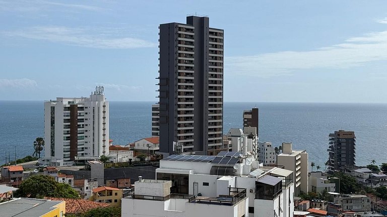 Vista Mar na Barra: Conforto, Piscina e Garagem