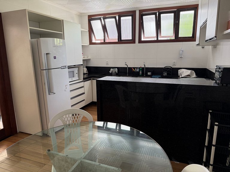 Refúgio com Piscina: 3 Quartos, Conforto Total!